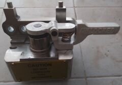 1015-00-763-7330	LOCK ASSY.,TURRET	10905248