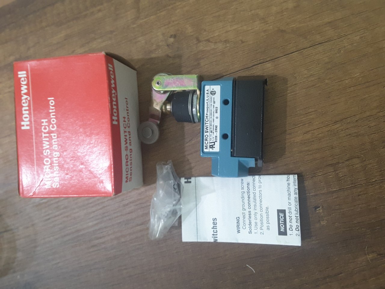 HONEYWELL BZE6-2RN2  LIMIT SWITCH    5930-00-823-2054