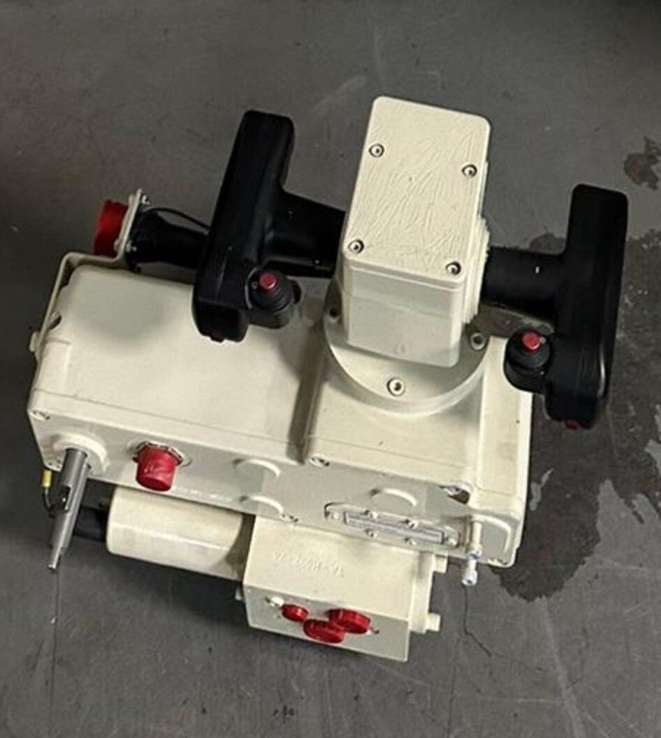 1090-01-174-9272    GRIP ASSEMBLY,CONTROLLER     11674117