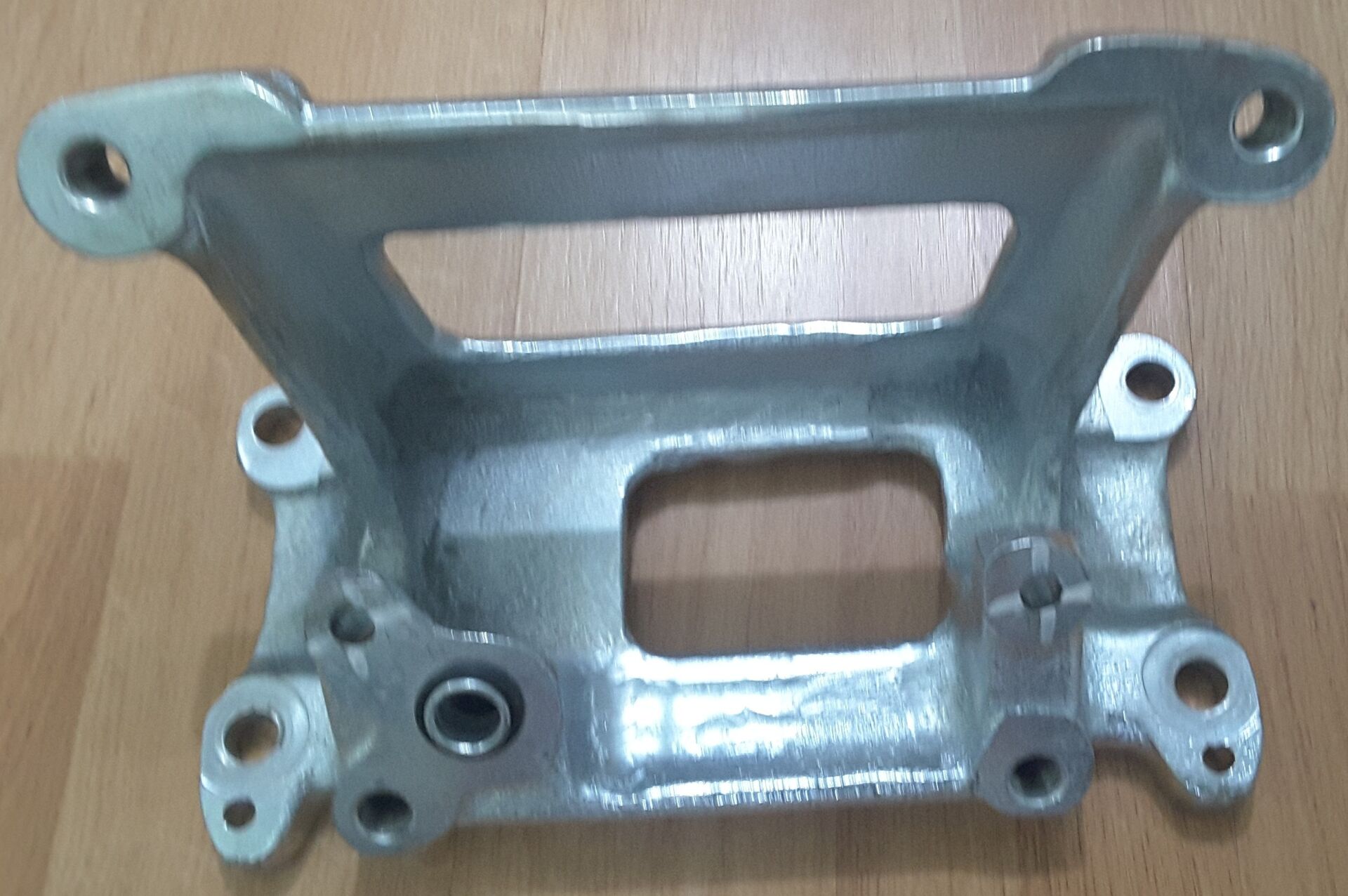 3040-00-402-4422    	BRACKET,EYE ROTATING SHAFT	8761085